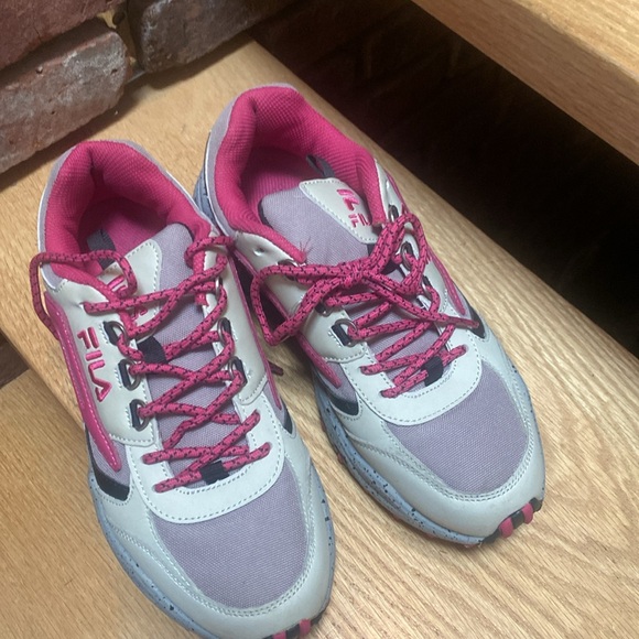 NWT woman’s Fila Reminder sneakers in pink/gray/beige - Picture 6 of 9